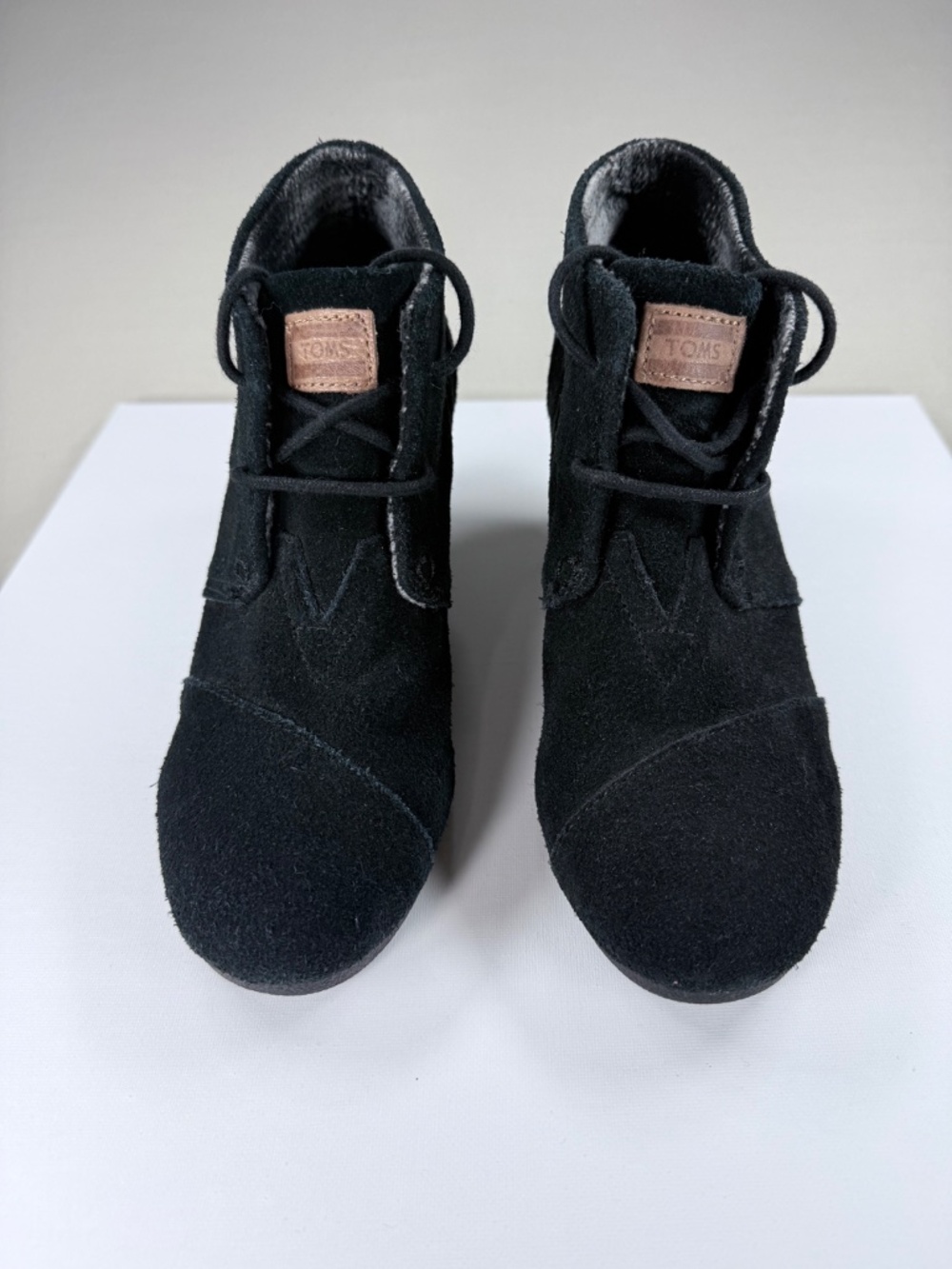 🎉Host Pick🎉 TOMS Black Suede Desert Wedge Booties Flannel Lined W8 - Picture 2 of 8